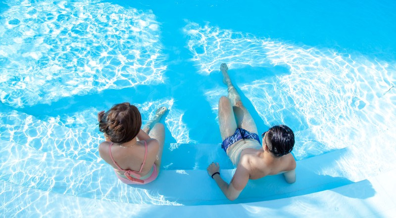 děti v bazénu
